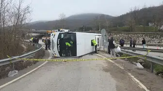 İşçi servis midibüsü devrildi: 1 ölü, 20 yaralı