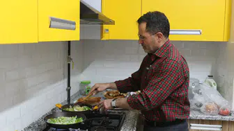 Konya Milletvekili Altunyaldız öğrenci evinde sahur hazırladı