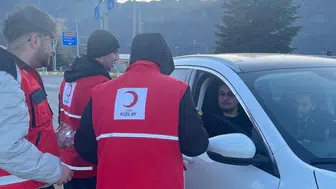 Türk Kızılay'ı yolda olan vatandaşlara iftarlık dağıtıyor