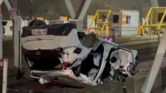 Otomobil gişelere çarptı: 2 yaralı