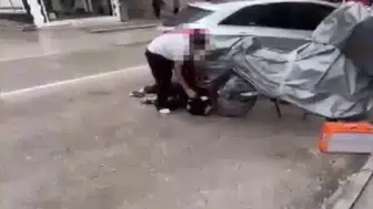 Ortaokul öğrencisi akranının yüzüne ayağıyla bastı