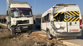 TIR, 4 araca çarptı; 12 yaralı