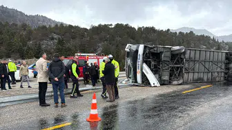 Konya-Antalya kara yolunda yolcu otobüsü devrildi; 2'si ağır 15 yaralı