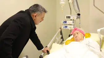 Bakan Çiftçi ilkokul öğretmenini yoğun bakımda ziyaret etti