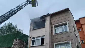 2 katlı binada yangın çıktı; 1 kişi hayatını kaybett