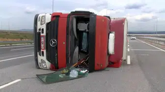 Virajı alamayan TIR devrildi