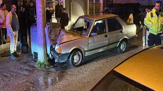 Alkollü sürücünün kullandığı otomobil, elektrik direğine çarptı: 1’i ağır, 2 yaralı