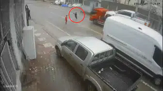 Yola fırlayan çocuk kazadan son anda kurtuldu