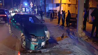 Otomobil enerji nakil hattı direğine çarptı: 3 yaralı