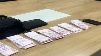 Yolda buldukları içinde 176 bin lira olan çantayı sahibine ulaştırdılar