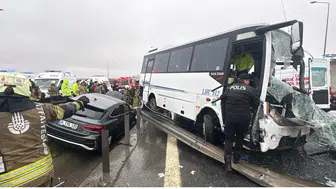 Polisleri taşıyan minibüs kaza yaptı: 1 şehit, 16 yaralı