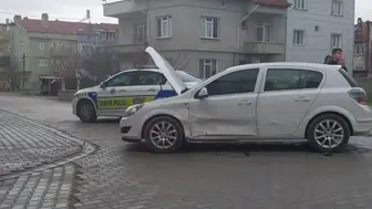 Otomobiller çarpıştı; aynı aileden 1’i çocuk 3 yaralı