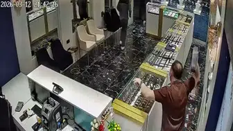 Konya'da kuyumcu, dükkanını soymaya çalışan maskeli şüphelilere çay kazanı fırlattı