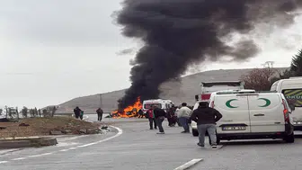 Refüje çarpan otomobil yandı; 2 yaralı