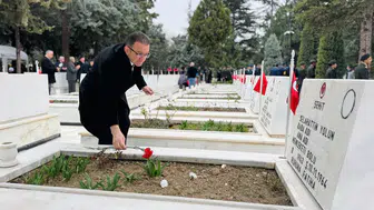 Konya Vekili Bektaş şehit mezarlarına çiçek bıraktı