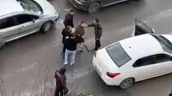 3 kişi bir kişiye sopayla saldırdı; ayıranlar da darbedildi