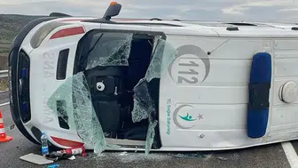 Lastiği patlayan ambulansın devrildi; 3 sağlık personeli yaralandı