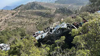 İşçi servisi, uçurumdan yuvarlandı; 3 ölü, 11 yaralı