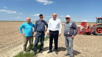 Başkan Erkoyuncu’dan çiftçiye tarlada destek ziyareti