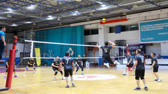 Konya’da Voleybol şöleni nefes kesti