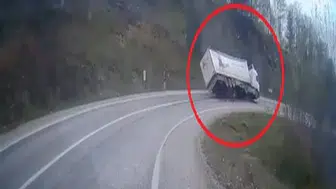 Freni boşalan TIR virajda devrildi