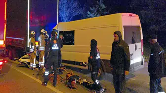 Kırmızı ışıkta bekleyen TIR'a çarpan minibüsün sürücüsü öldü