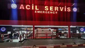 2 yaşındaki bebeği boğazından yaraladı