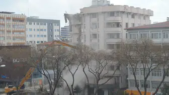 Maliye binasının yıkımı başladı