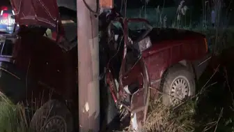 Beton direğe çarpan otomobilin sürücüsü öldü