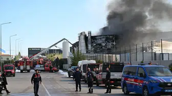 Boya fabrikasında  yangın