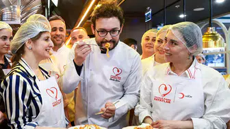 Danilo Zanna depremzede kadınlarla aynı mutfakta buluştu