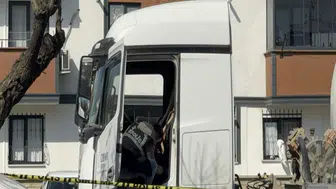 TIR’ın altına saklanıp, husumetli olduğu kardeşini öldürdü