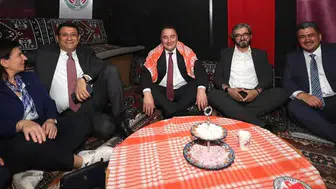 Ali Babacan ve Konyalı isim o programda bağdaş kurdu