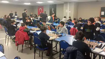 Konya’da zeka yarışı başladı: Satranç turnuvası nefes kesti