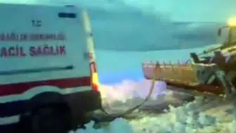 Ambulans kara saplandı