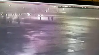 Düşen telefonunu almak isterken otomobil çarptı