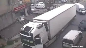 El frenini çekilmeyen TIR minibüse çarptı