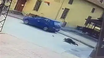 Camiye giderken otomobilin çarptığı yaya yaralandı