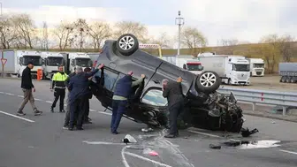 Hafif ticari araç, otomobile çarptı