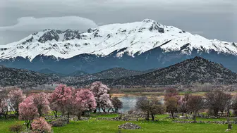 Beyşehir'de iki mevsimin güzelliği bir arada yaşanıyor