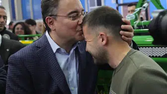 Ali Babacan Konyalı genci alnından öptü!