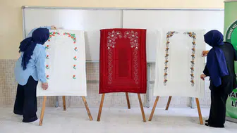 Türk İslam motiflerini işledikleri seccadelerin gelirini Gazze'ye gönderecekler