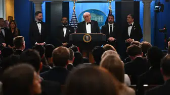 Trump, dernek yemeğinde silah sesleri duyulması üzerine salondan çıkarıldı