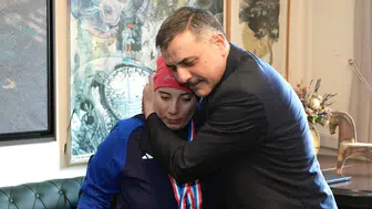 Bakan Çiftçi dünya şampiyonu otizmli ikizlerle bir araya geldi