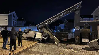 Otomobil takla atarak beton bloğa çarptı, sürücü yaralandı!
