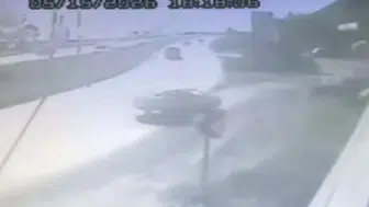 Takla atan otomobil bankta oturan iki kardeşe çaptı: 6 yaralı
