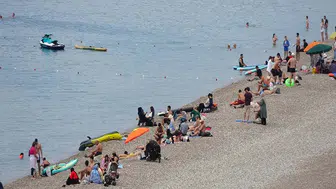 Hava ısındı, Konyaaltı Sahili'nde yoğunluk oluştu
