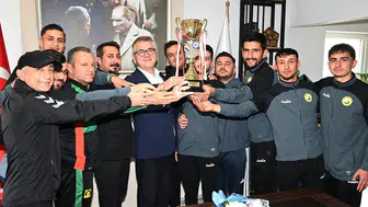 Futbolculardan Başkan Ustaoğluna ziyaret