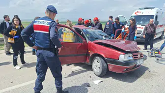 Konya'da iki otomobilin çarpıştığı kazada 5 kişi yaralandı
