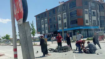 Konya'da öğrenci servisi motokuryeye çarptı